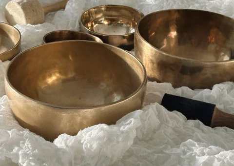 Bols tibétains utilisés pendant une séance de sonothérapie près de Villefranche-sur-Saône