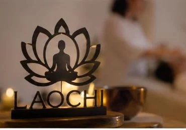 Enseigne LaHoChi en forme de lotus dans l’espace de soin
