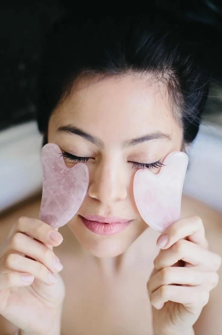 Gua sha utilisé pendant une séance de yoga du visage à Pommiers